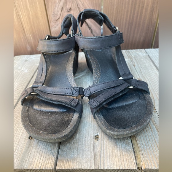 Teva Ysidro Black Leather Universal Wedge Sandals with Velcro Straps Women’s 8 - Picture 4 of 10